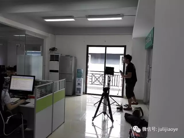 CCTV《牛商论道》栏目摄制组走进聚力胶粘