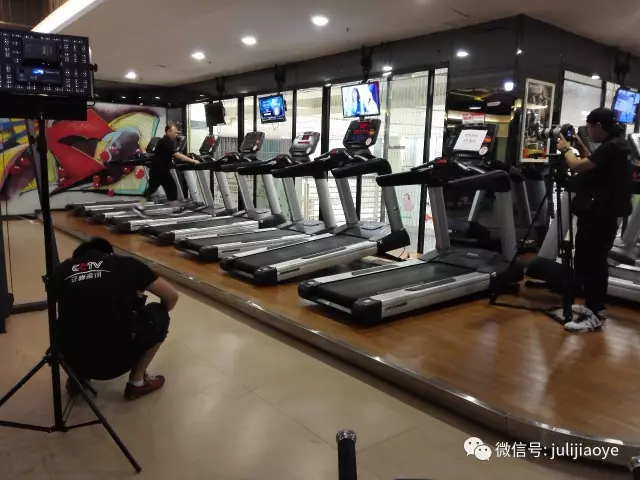 运动使人集中精力，变得乐观开朗，团体的运动，能增加团队协作，增强凝聚力。事实上，任何一个志向远大，渴望成功的人都会养成爱运动的习惯，因为每个人的事业拼到一定程度上就是精力的比拼。