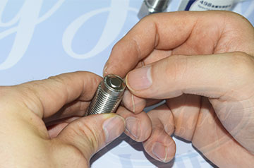 用什么快干胶水粘金属好？ 聚厉牌金属快干胶因低白化高强度而热销