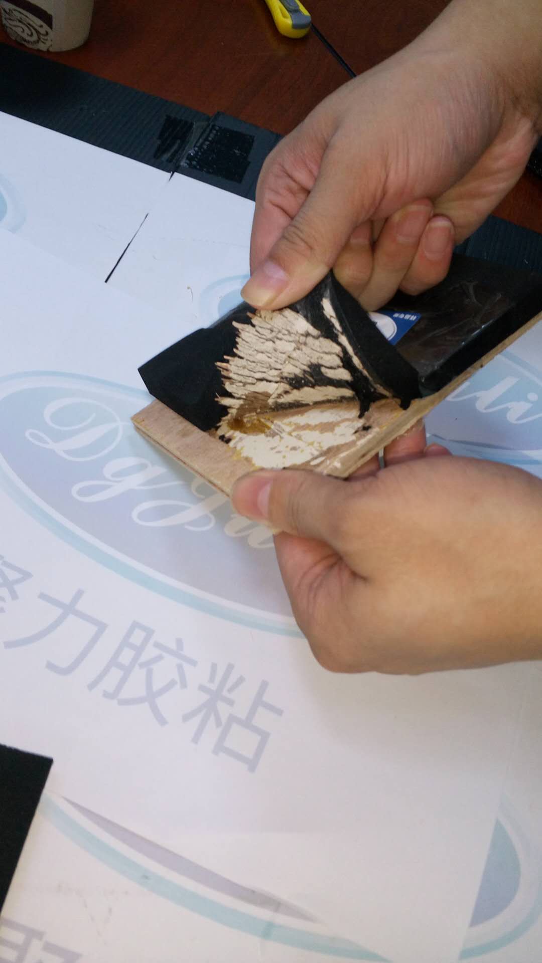 木头粘海棉用什么胶水？聚力木板粘海绵粘合剂无腐蚀,不发白适合木材复合EVA海棉