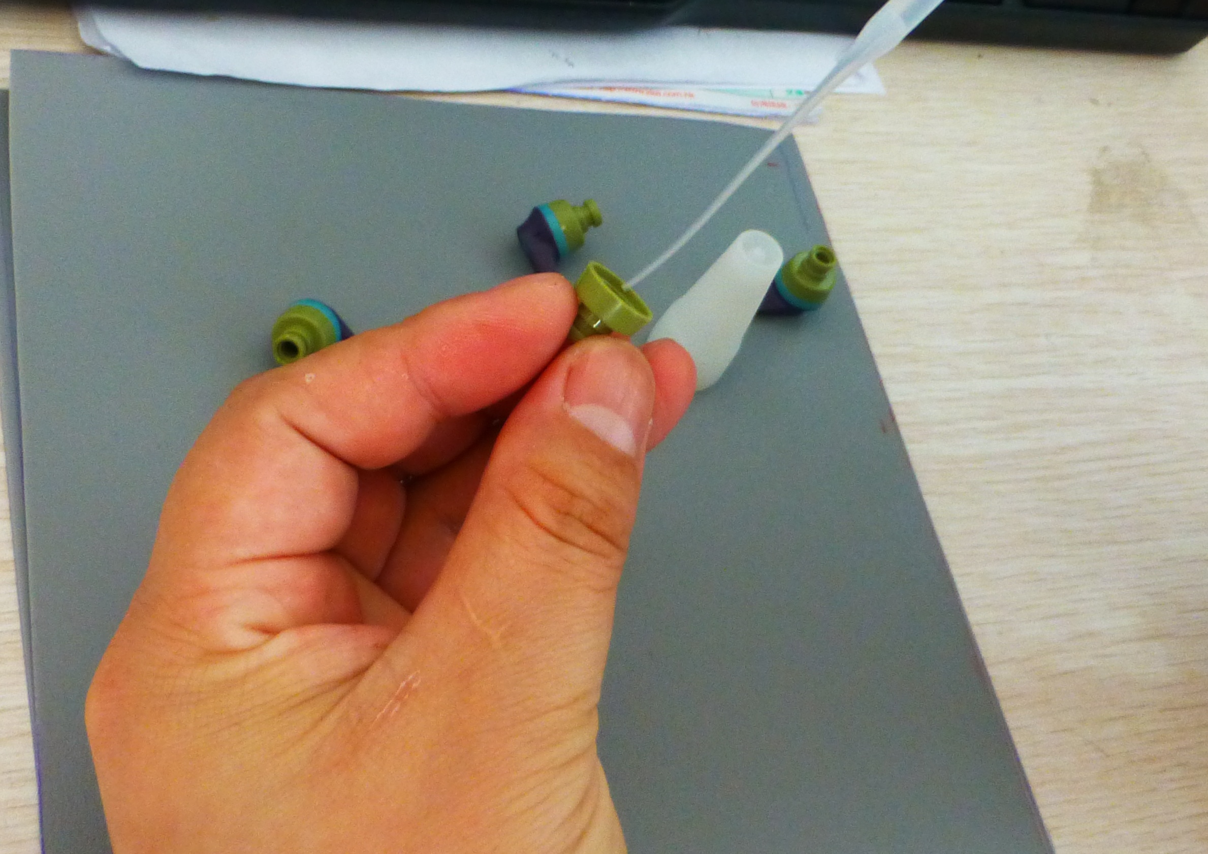 套上PE滴管控制塑料瞬间胶流量 套上PE滴管控制塑料瞬间胶流量