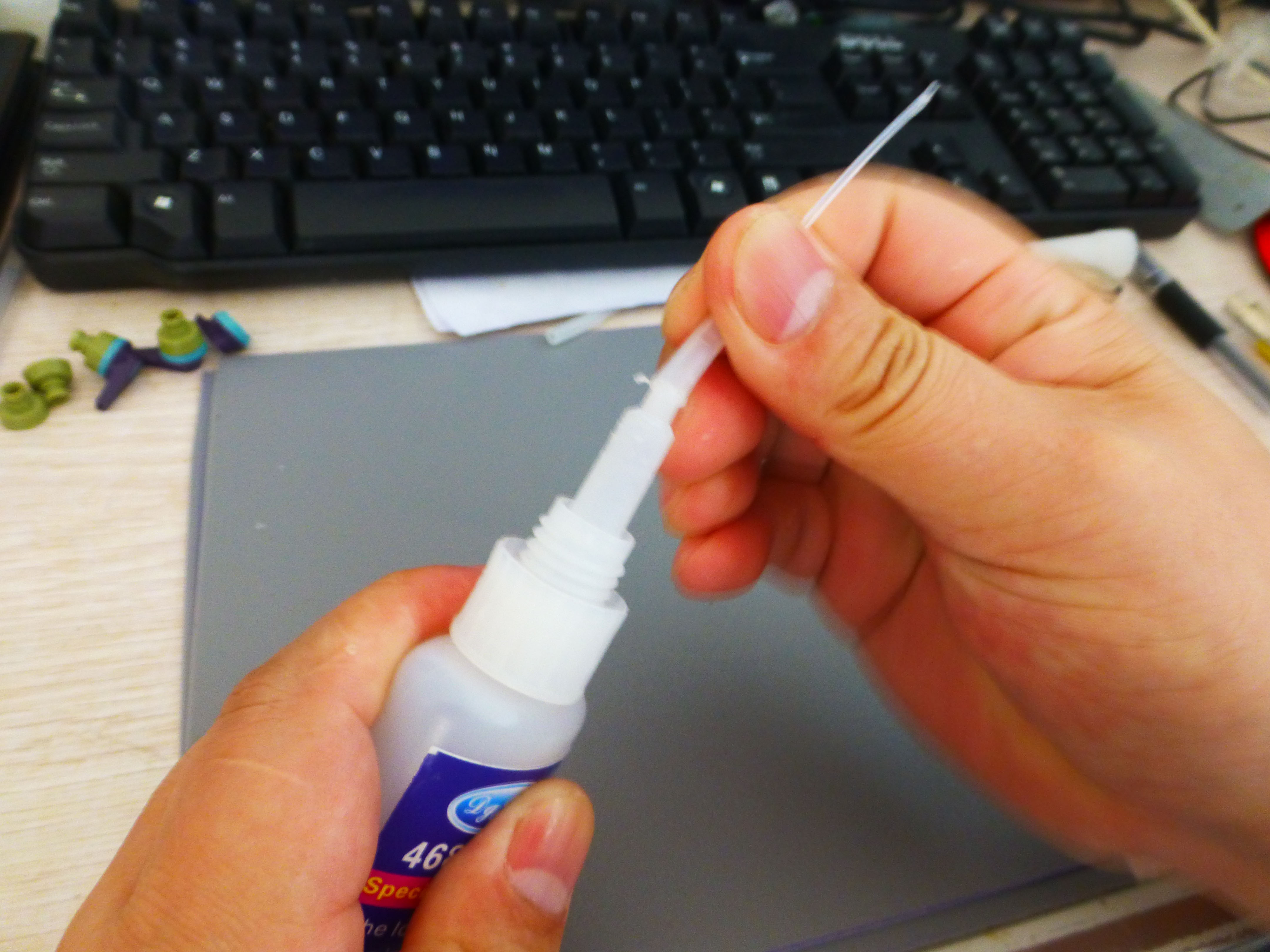 使用瞬间胶前套上PE滴管