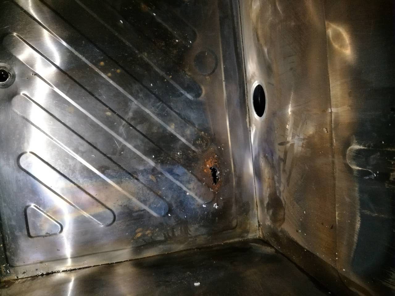 不锈钢热水箱穿孔修补