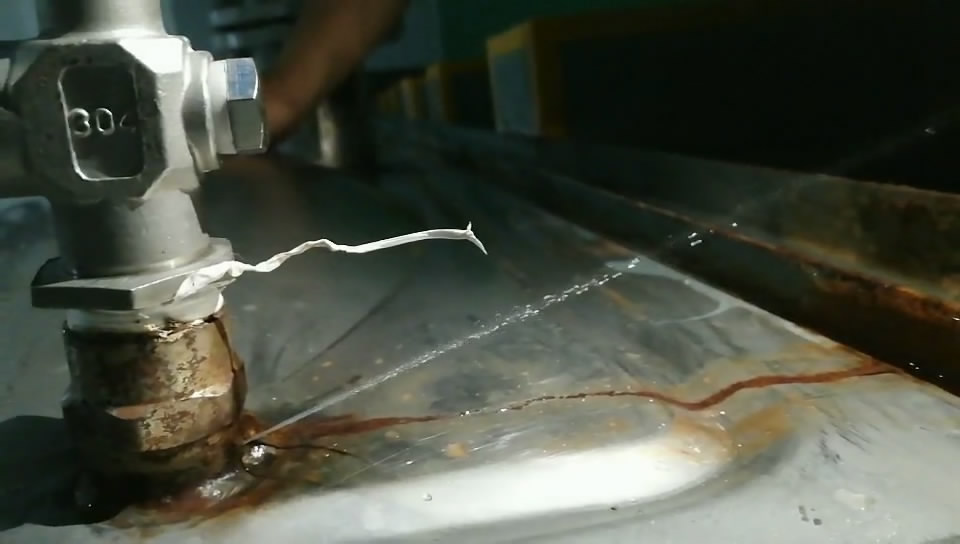 不锈钢热水箱漏水修补