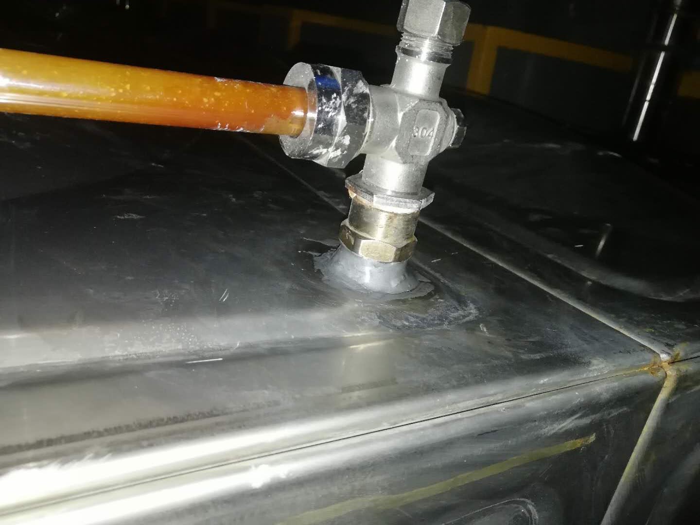不锈钢热水箱漏水修补